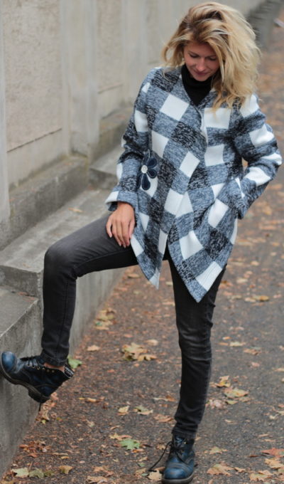 handgemachte Mode – LaJuPe - blaue Strickjacke